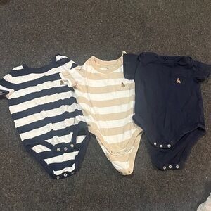 9 piece 6-12m baby gap onesie bundle